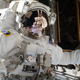 Un astronauta durante uno de los paseos espaciales cotidianos. Foto: NASA